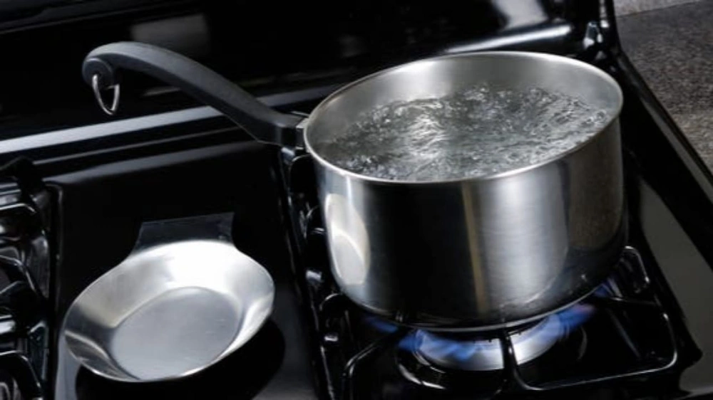 ترند “الماء المغلي” يثير القلق وسط تحذيرات طبية وأمنية من خطر حقيقي