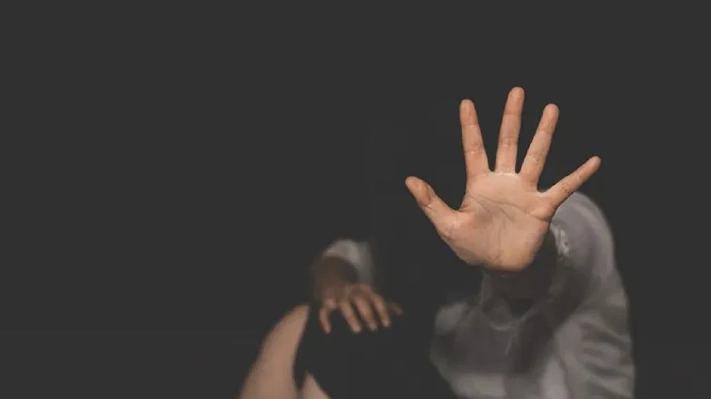 أب يقتل ابنته جوعا بعد احتجازها وتعذيبها