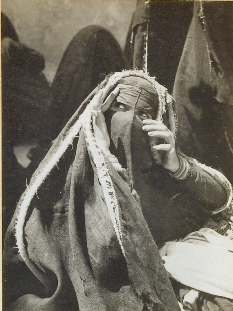 بائعة بدوية في الخمسينيات الميلادية