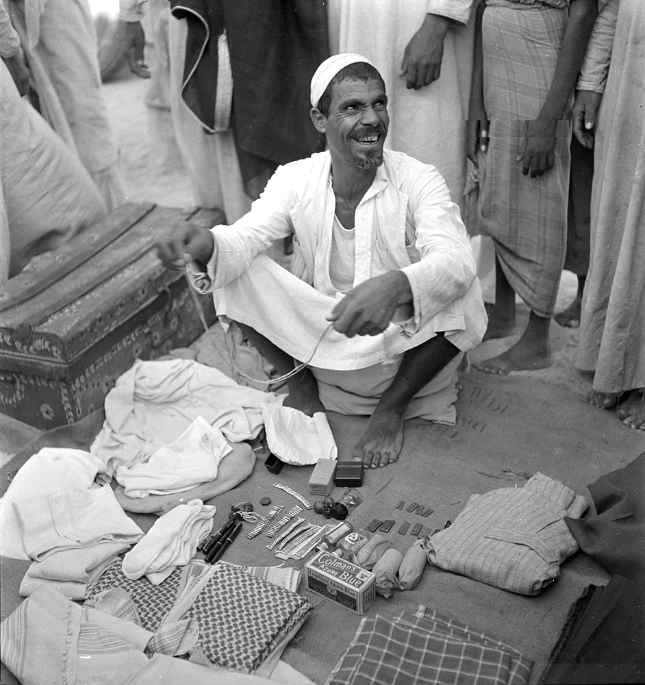 بائع برأس تنورة يقابل عناء يومه بابتسامة جميلة