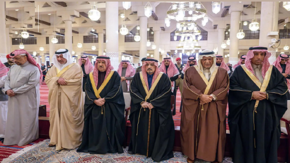 أمير الرياض يؤدي صلاة الميت على والدة الأمير مشاري آل سعود