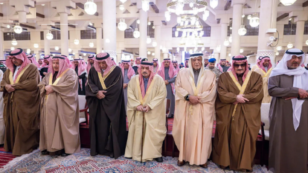 أمير الرياض يؤدي صلاة الميت على الأمير فيصل بن محمد