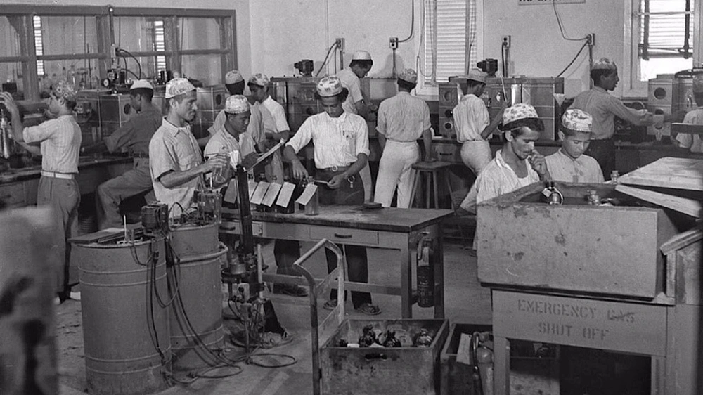 صورة نادرة لفنيي مختبرات أرامكو  أثناء فحص عينات النفط قبل 76 سنة