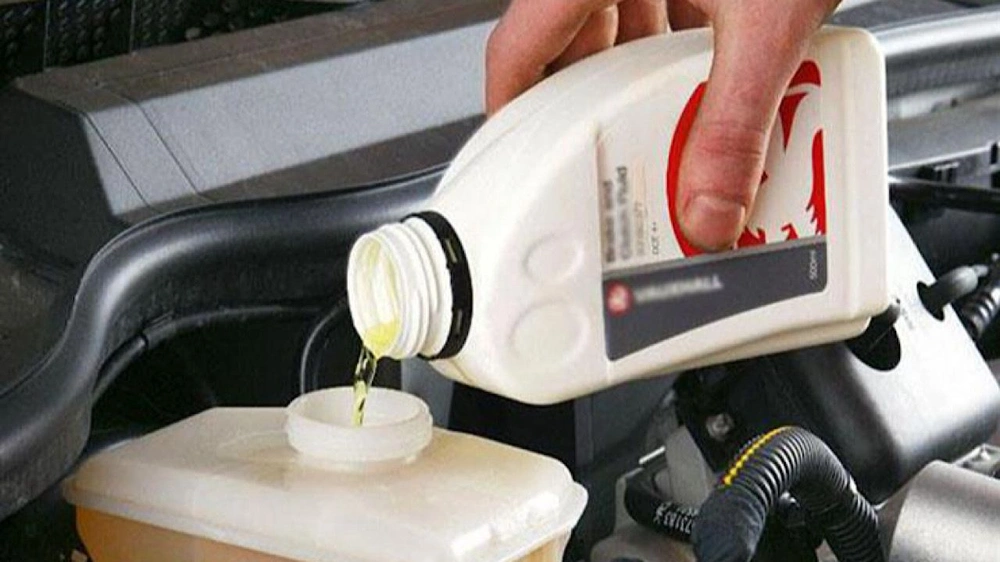 خبراء يحذرون: نقص زيت الفرامل قد يؤدي لفشل مفاجئ في التوقف