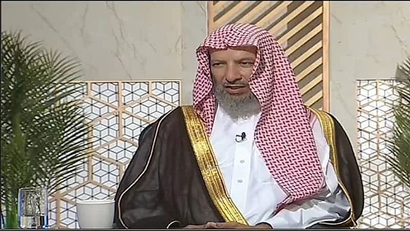 الشيخ سعد الشثري يوضح حكم الصلاة بالنعلين في البر .. فيديو