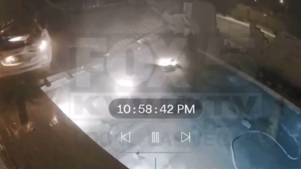 لحظة اقتحام سيارة منزلًا وسقوط سائقتها في المسبح .. فيديو