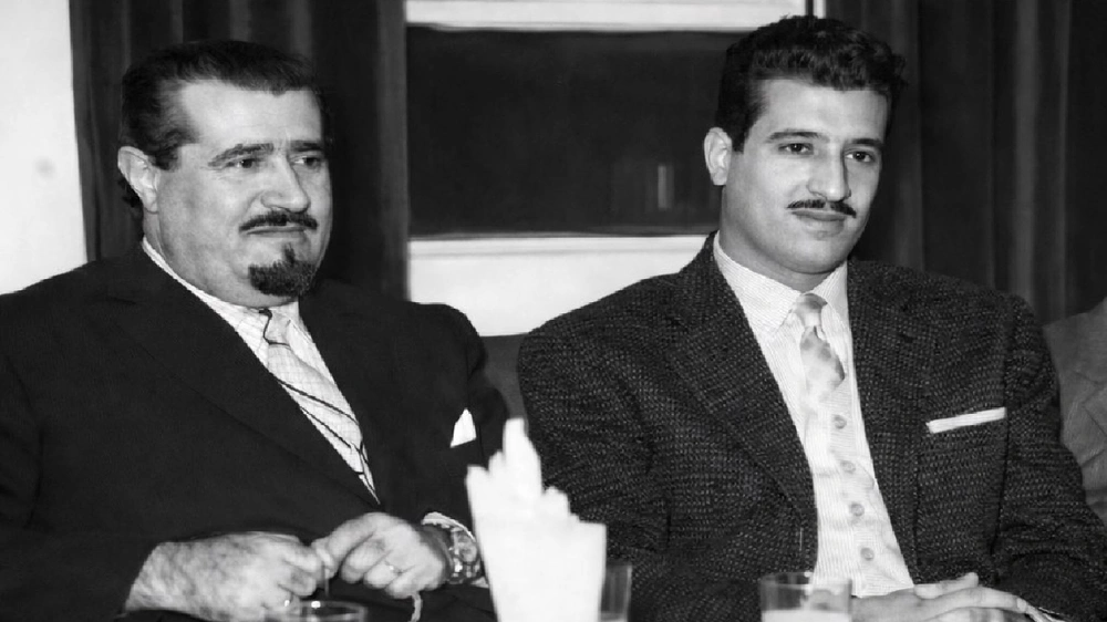 صورة نادرة تجمع الأمير محمد بن عبدالعزيز بخادم الحرمين الشريفين في شبابهما