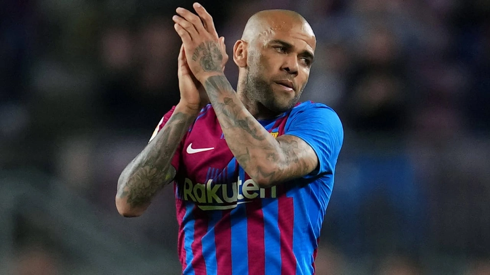 بعد تبرئته قضائيًا.. داني ألفيش يستحوذ على نادٍ برتغالي