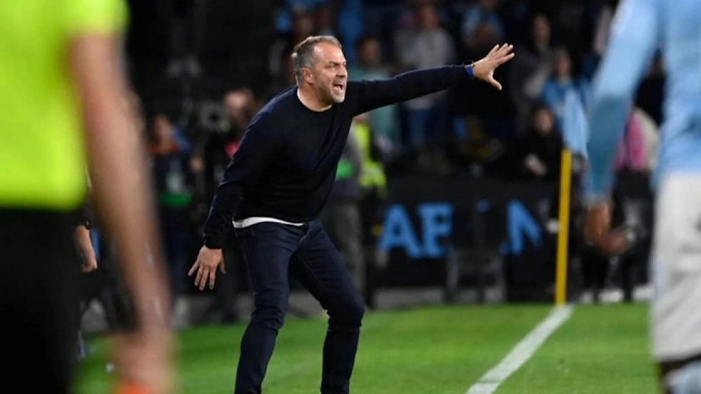 فليك يدعم غارسيا لتجاوز رد فعل إسبانيول الغاضب في ديربي برشلونة