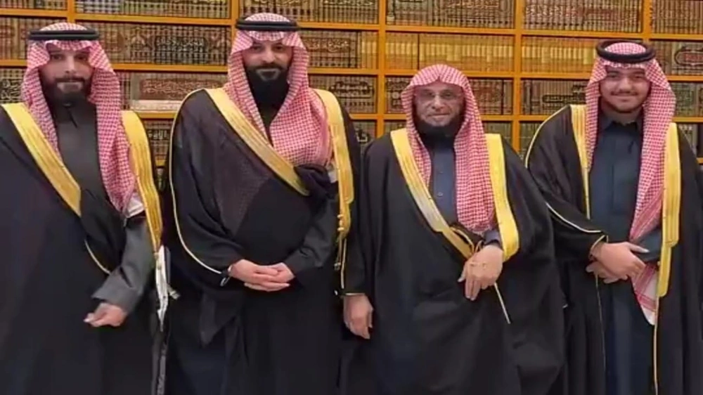 الدكتور عائض القرني برفقة أبنائه في آخر ظهور.. فيديو