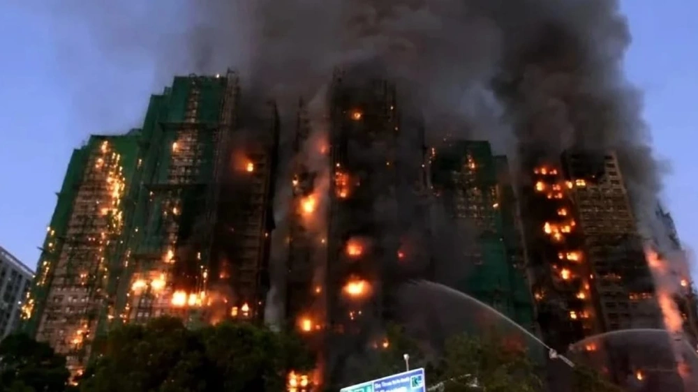 انفجار شاحن هاتف يصيب 4 أشخاص وإخلاء سكان مبنى في الصين .. صور