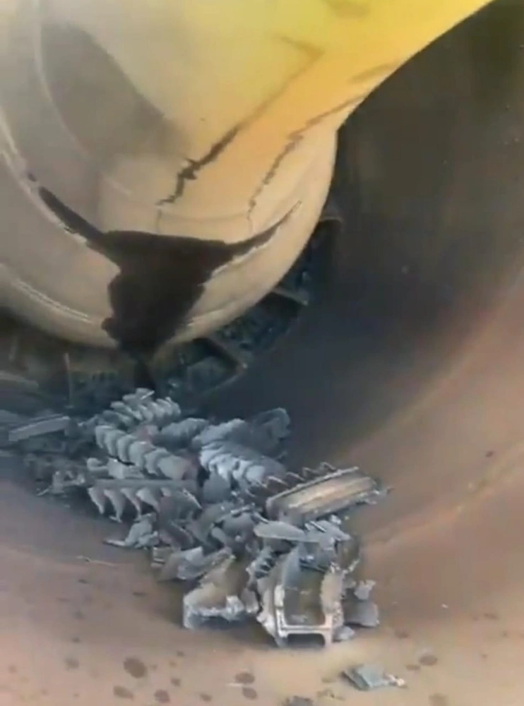 عطل خطير في محرك طائرة بعد تكسر أجزائه في الجو ..  فيديو