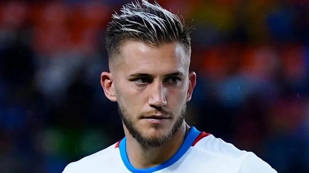 أندية روشن تستهدف لاعب كروز أزول