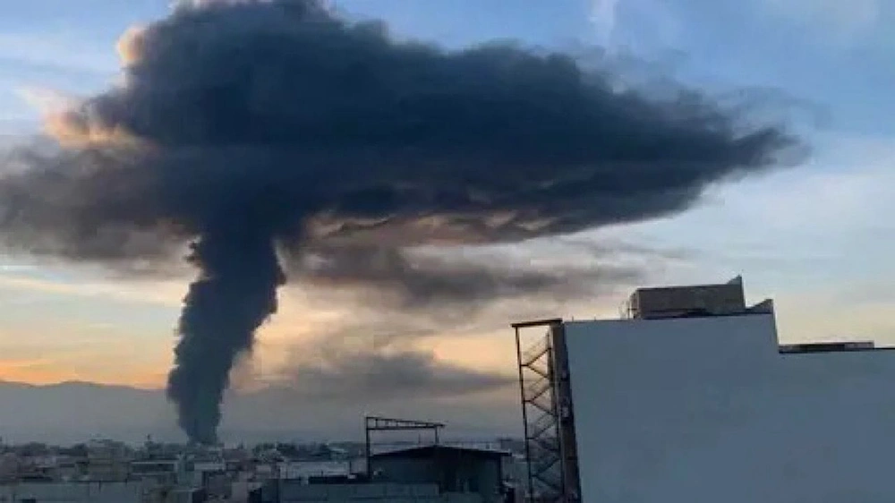 لحظة اندلاع حريق ضخم بمصنع ألبان شمال إيران .. فيديو