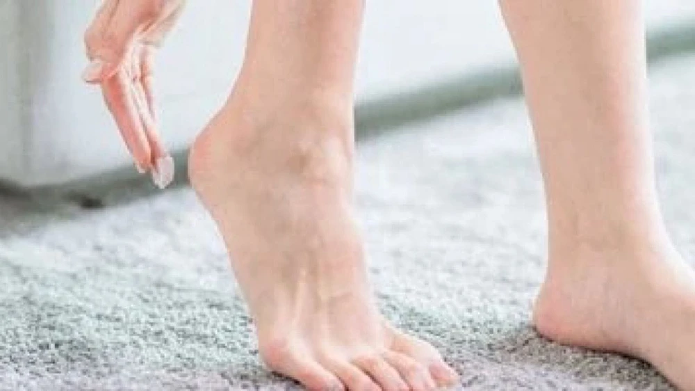 علامات في القدمين قد تكشف خطر ارتفاع الكوليسترول في الدم