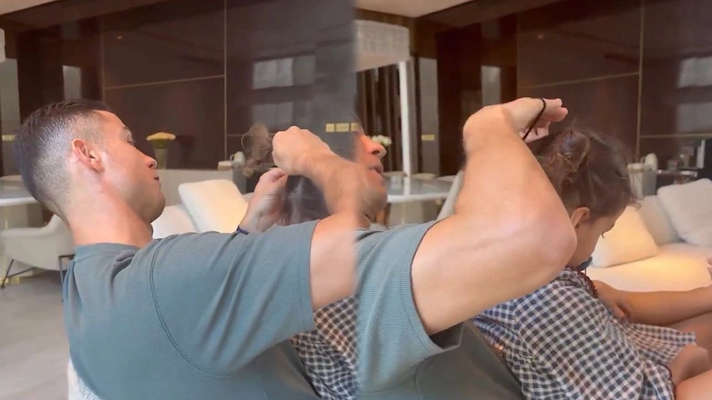 جورجينا تشارك حنية رونالدو مع ابنته..فيديو