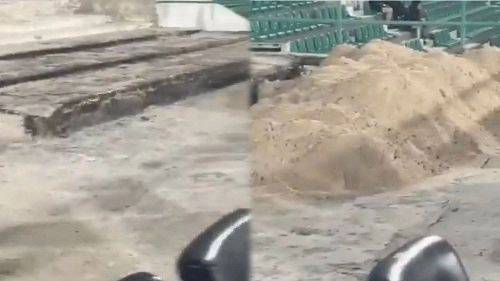 رمال وأعمال إنشاء خلال مباراة في كأس ولي العهد الكويتي تثير الجدل..فيديو