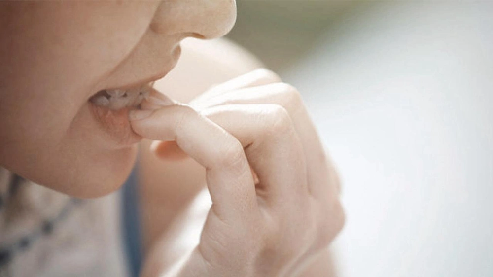 عالم نفس يفسر سبب التسويف وقضم الأظافر كآليات دفاعية للدماغ