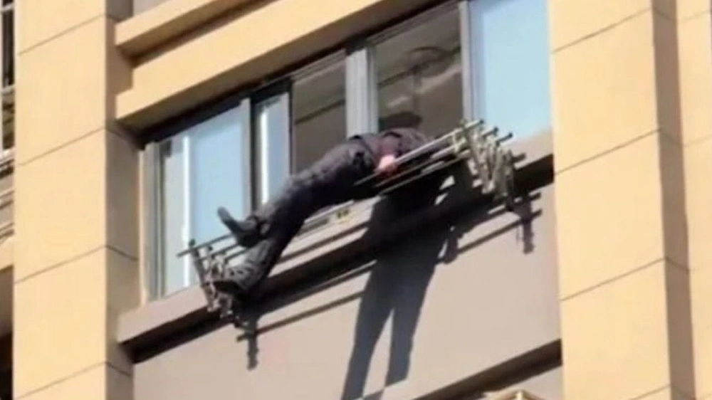 مجفف ملابس ينقذ مسنًا من السقوط من مبنى شاهق بالصين