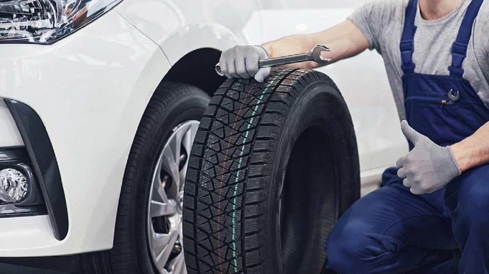 نصائح يجب مراعاتها عند اختيار إطارات السيارة بالشتاء.. فيديو