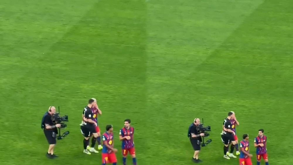 لاعبو برشلونة يعتذرون للحارس أوناي سيمون بعد الخماسية القاسية..فيديو