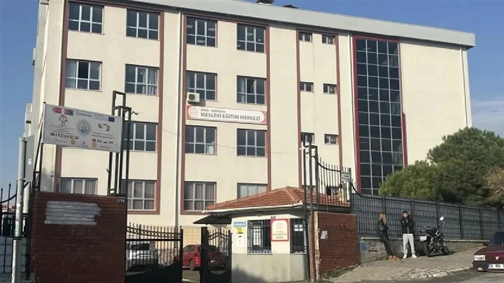 معلمة تركية تجبر الطالبات على تنظيف منزلها.. صور