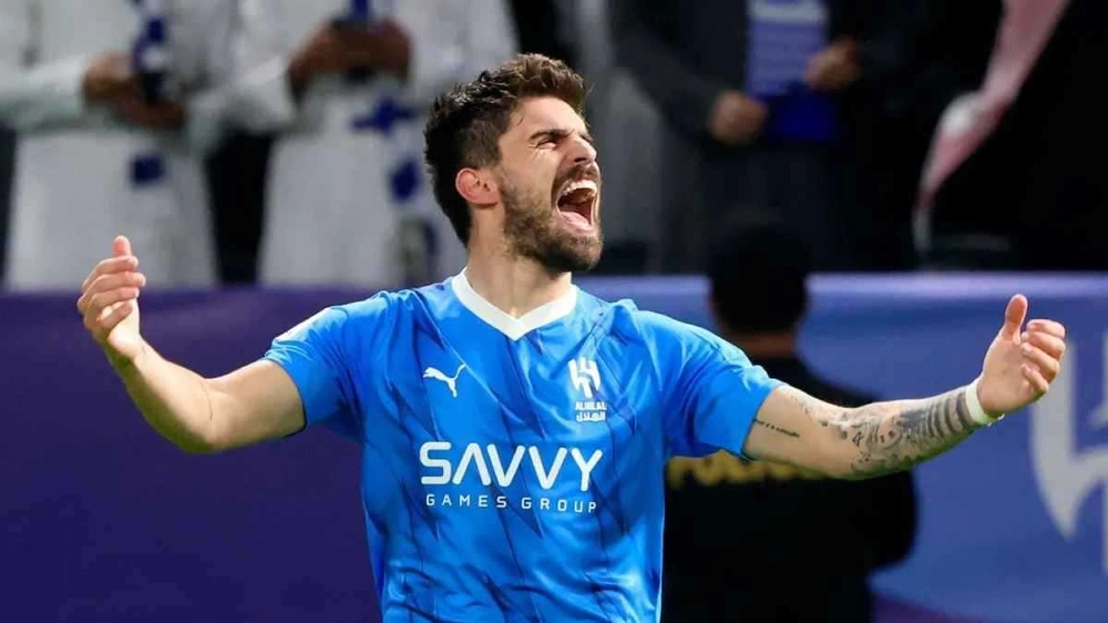 غلطة سراي يسعى لضم نيفيز من الهلال