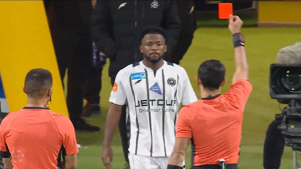لحظة طرد لاعب الشباب بعد بصقه على الحكم .. فيديو