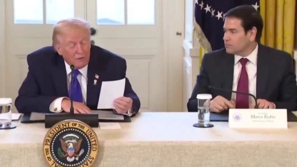 ترامب يقرأ ملاحظة سرية علنًا ويُحرج وزير الخارجية خلال اجتماع رسمي