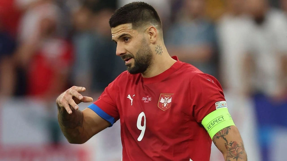ميتروفيتش في ظهور طريف مع طفل  .. فيديو