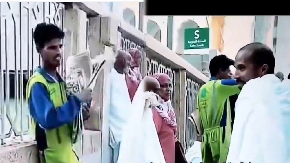 مشهد مؤثر لعامل نظافة يتخلى عن سجادة صلاته لمعتمر بعد نفاد الكمية..فيديو