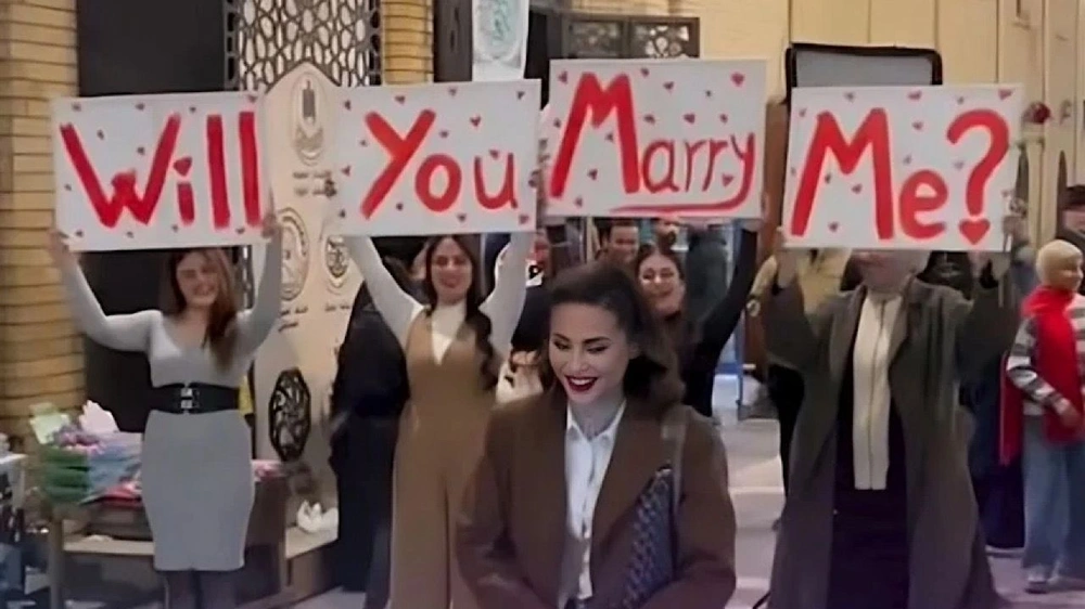 عرض زواج رومانسي في شارع المتنبي العراقي يشعل مواقع التواصل .. فيديو