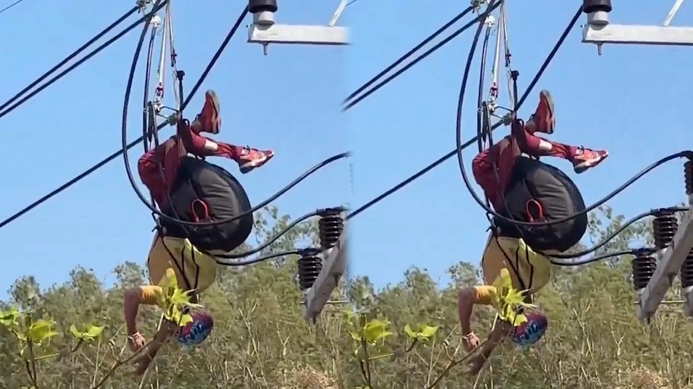 لحظات تحبس الأنفاس لشاب سقط من مظلته الشراعية على عمود كهربائي ..فيديو