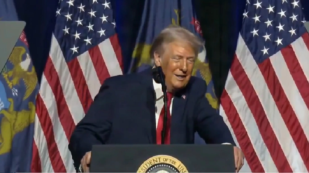 ترامب يسخر من بايدن وسعاله المستمر.. فيديو