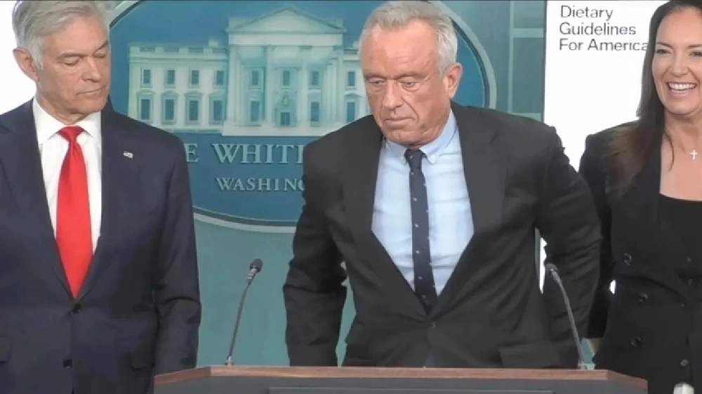 رنة هاتف وزير الصحة الأمريكي تثير الضحك بالبيت الأبيض.. فيديو