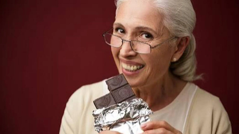 تراجع حاسة التذوق والدوبامين يرفع الإقبال على الحلويات لدى كبار السن