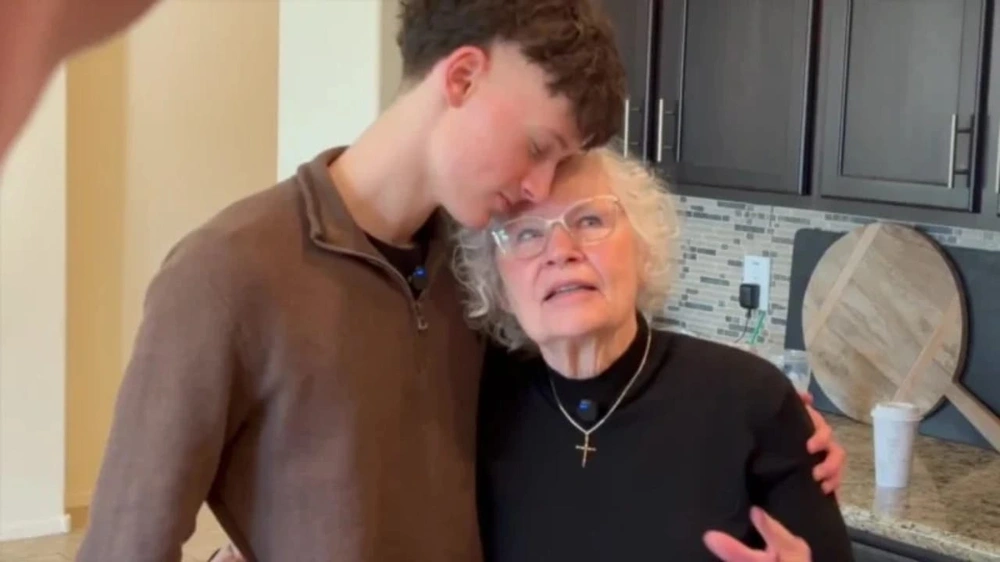 مسنة تلجأ للدخول في عالم الألعاب الإلكترونية لإنقاذ حفيدها من السرطان