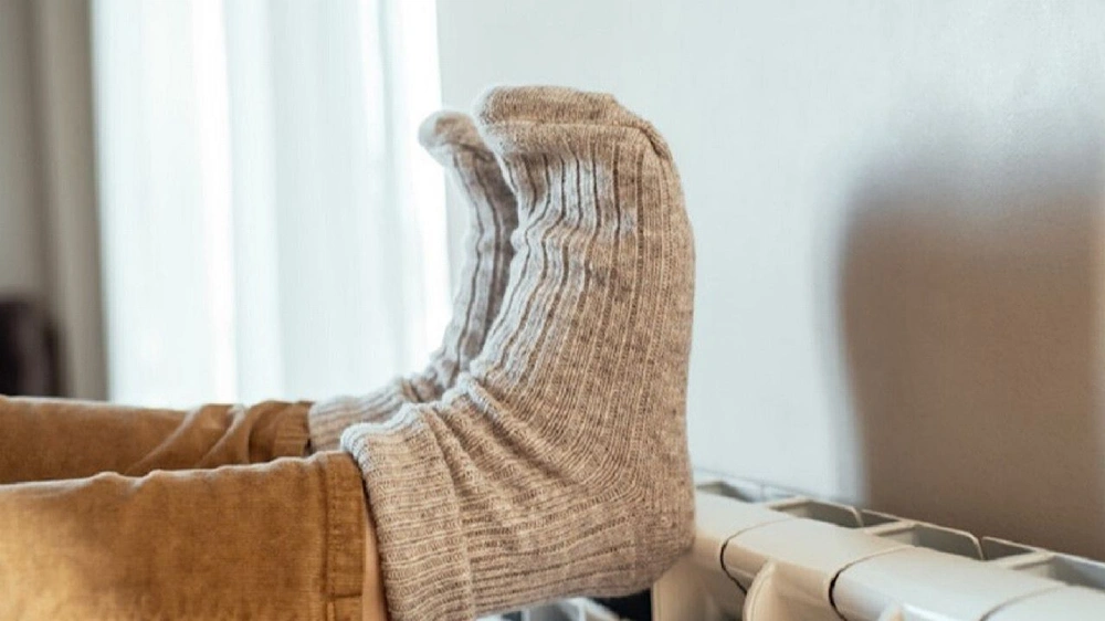 مختص يوضح أسباب برودة القدمين واليدين في الشتاء