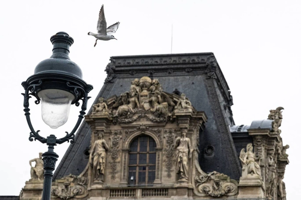 بعد 3 أشهر من السطو.. لصوص اللوفر في السجن والمجوهرات مفقودة