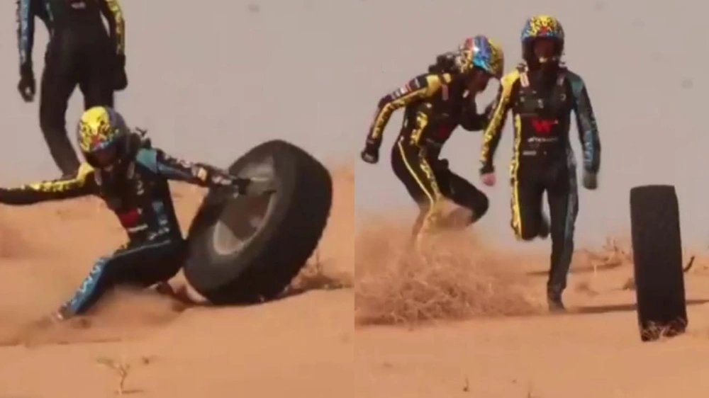 متسابق يوقف إطارًا هاربًا في لحظة مثيرة في رالي دكار .. فيديو