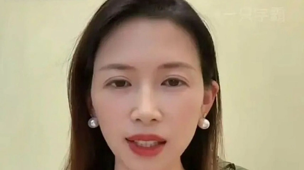 امرأة تُجبر على الاعتذار علناً لزوجها الخائن فتُنهي مستقبله المهني