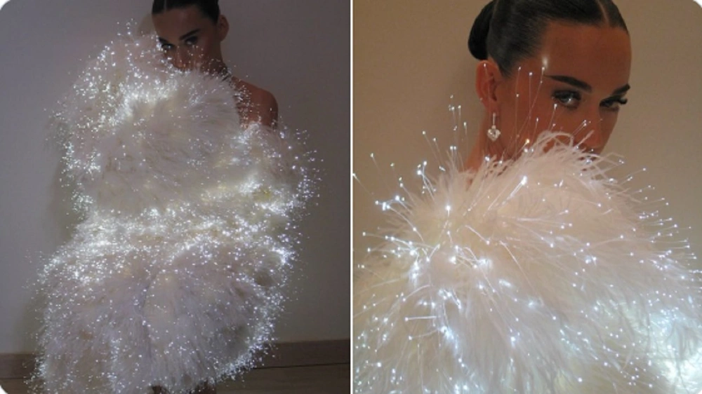 كيتي بيري تتألق بمعطف ريش مضيء في Joy Awards.. صور