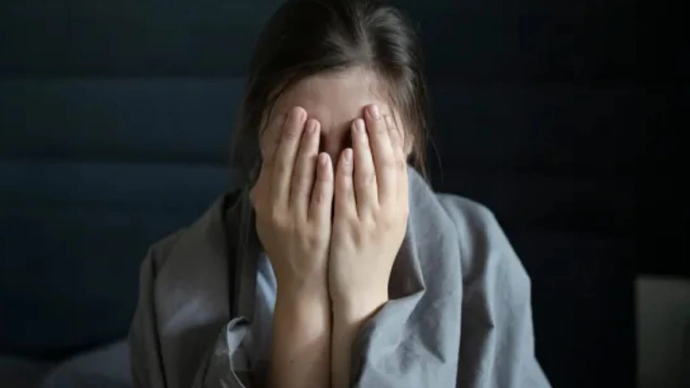 مختصة: الصدمات تشكل ملامح الجسد والبشرة وطريقة المشي تكشف الاكتئاب .. فيديو