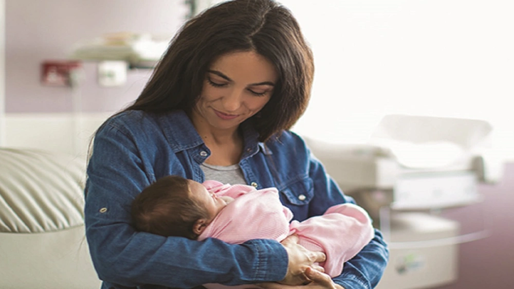 أخصائية :  الكريمات التي تضعها الأم على جسمها لا تؤثر على الرضيع.. فيديو