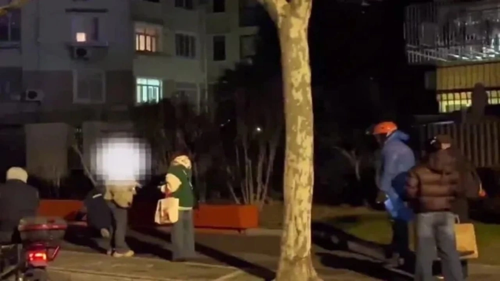 أم تعاقب طفلتها بالزحف في الشارع بليلة باردة