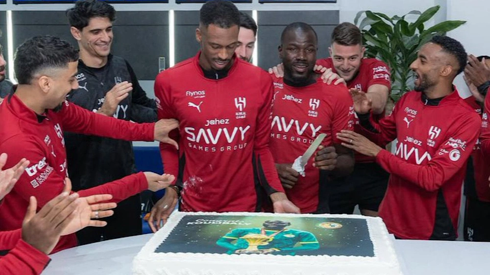 لاعبو الهلال يحتفلون بكوليبالي بعد تتويجه بكأس أمم أفريقيا .. صورة