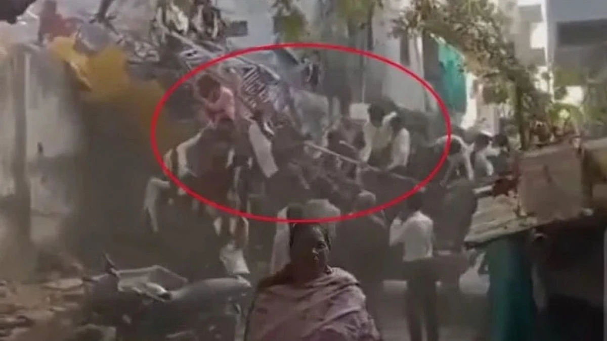 لحظة انهيار مروّعة لأرجوحة تُصيب أطفالًا.. فيديو