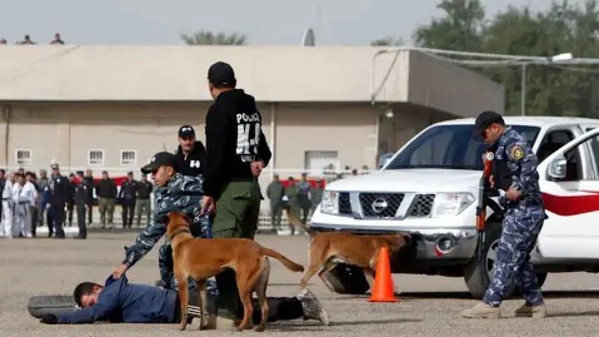 رجل يعتدي على طليقته بطريقة مروعة