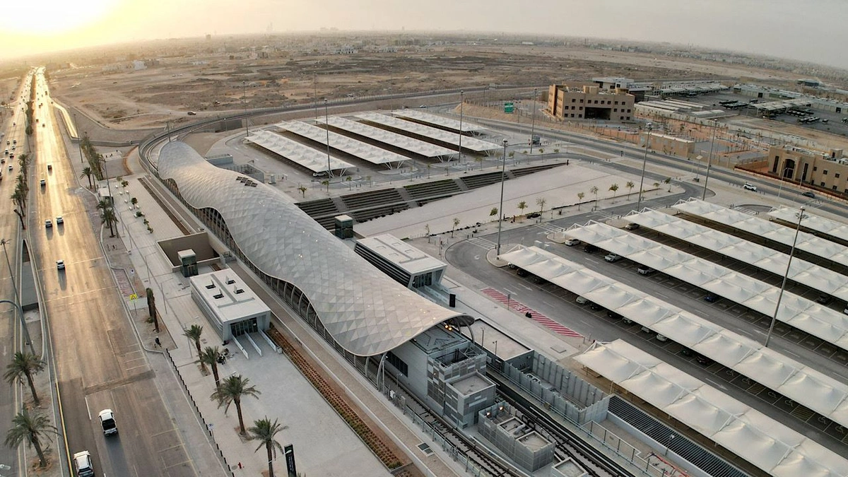 توقيع عقدين لتطوير 1,700 موقف سيارات  قرب محطات قطار الرياض