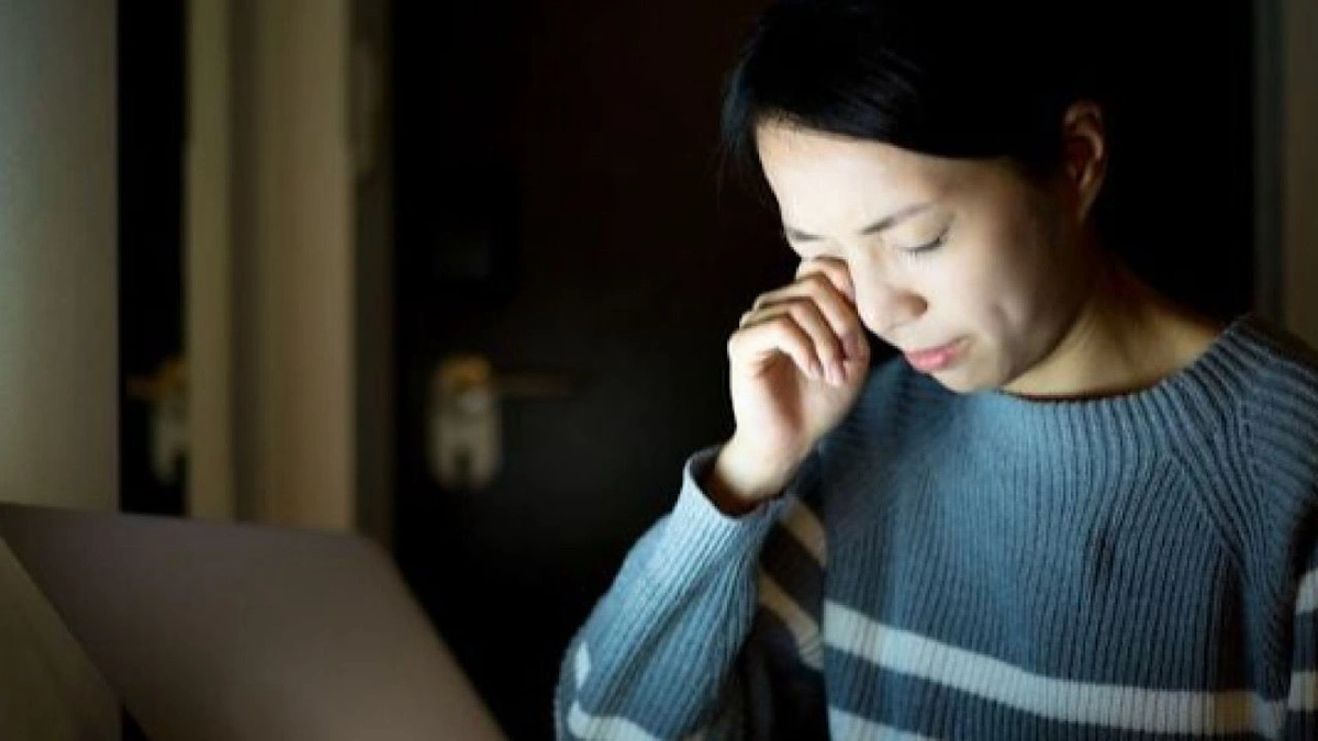 استشاري : الشاشات والهواتف الذكية لا تسبب جفاف العين  .. فيديو